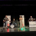 Bandfoto bei einer Gala mit Blick auf die Bühne
